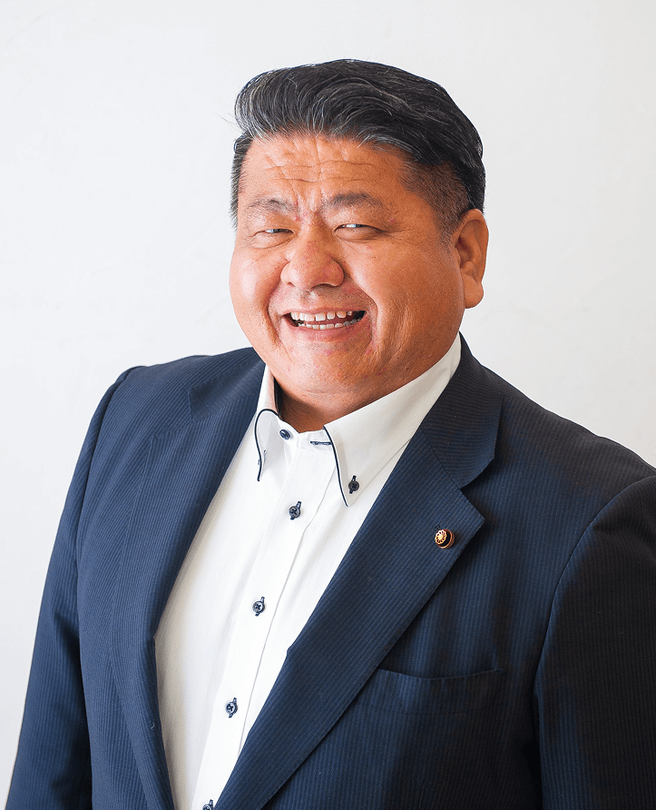 スーツを着た笑顔の男性